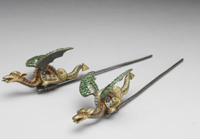 图片[2]-Gilt bronze hairpin inlaid with European glass flying dragon decoration, Qing dynasty, Jiaqing reign (1796-1820)-China Archive